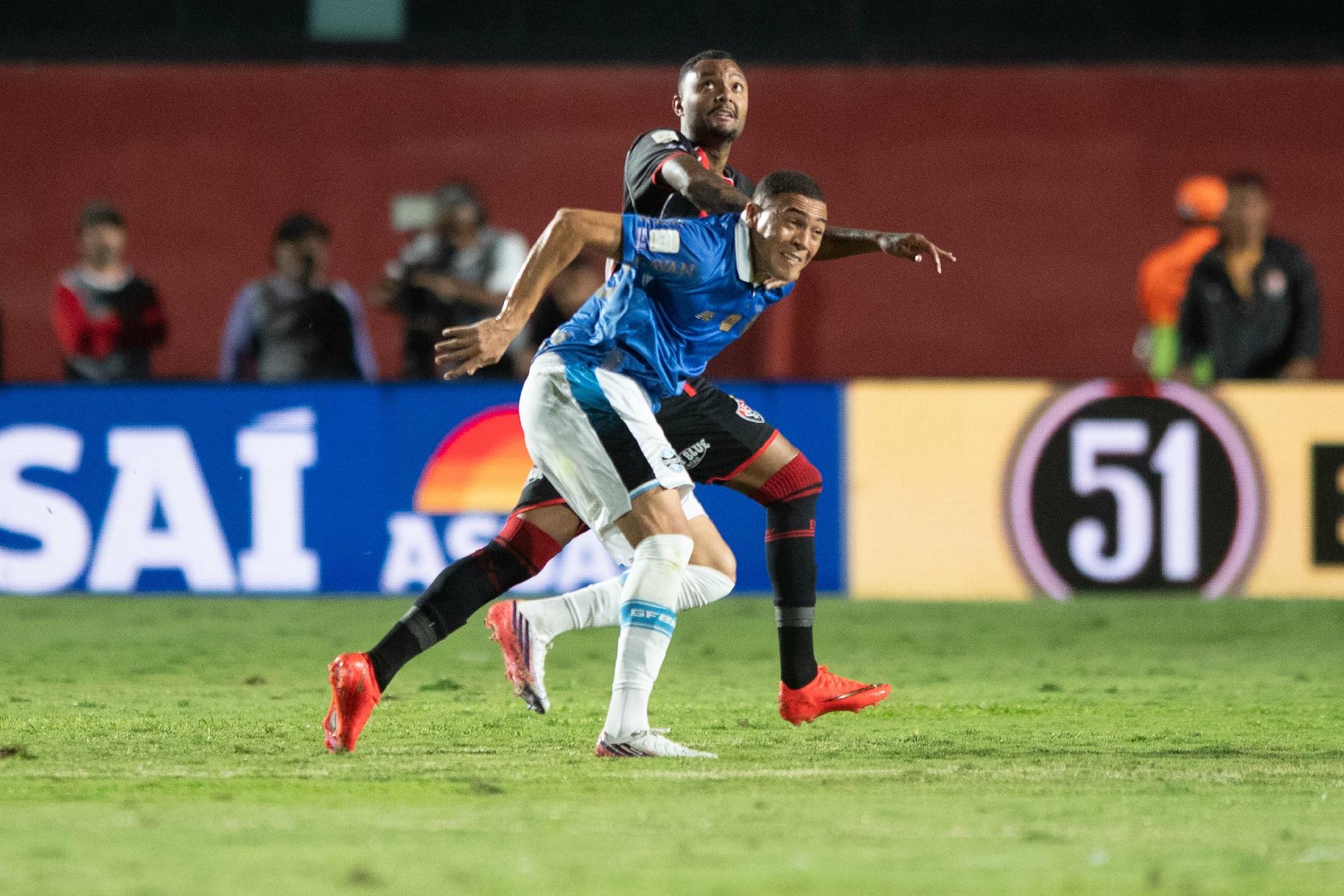 Luan Cândido, do Vitória, e Carlos Vinicius, do Grêmio, em disputa de bola durante jogo do Brasileirão - undefined