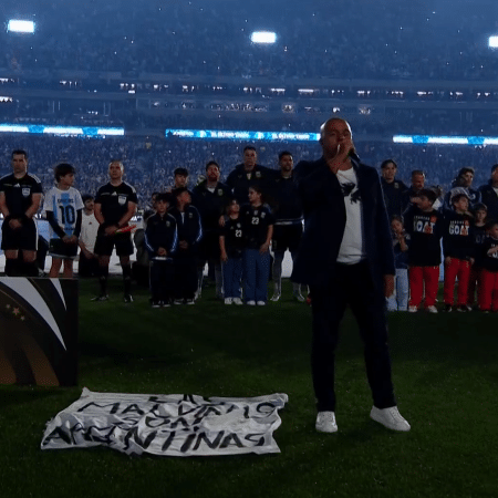 Faixa de protesto pelas Malvinas foi colocada no gramado durante hino da Argentina