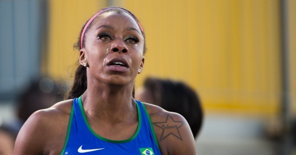 A atleta brasileira Rosangela Santos chora após a disputa da prova dos 100m nos jogos Pan-Americanos de Toronto