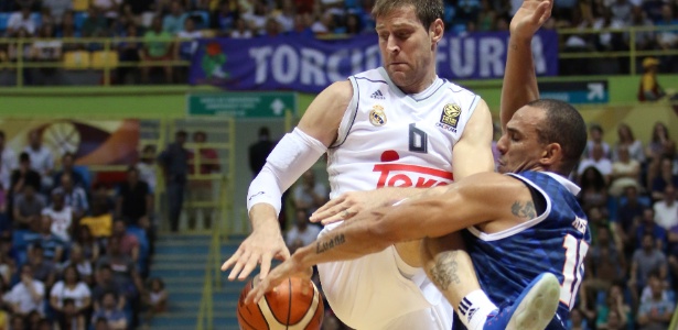 Imprensa da Espanha disse que arbitragem foi permissiva com jogo brusco do Bauru - José Jiménez Tirado/FIBA Americas