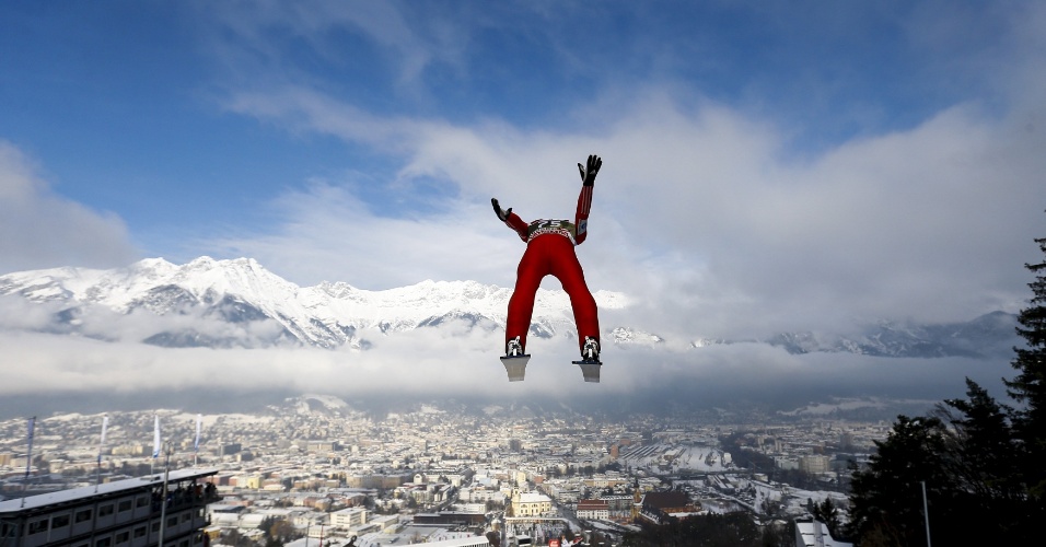 03.jan - Anders Fannemel, da Noruega, durante treino em Innsbruck, Áustria, em torneio de salto sobre esquis