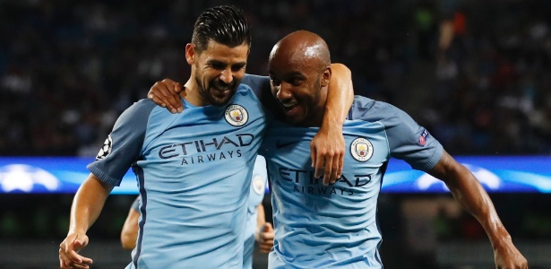 Nolito e Delph comemoram: Manchester City está na fase de grupos - Carl Recine/Reuters