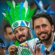 Torcedor gremista presta homenagem à Chapecoense na Arena Grêmio - JEFFERSON BERNARDES/AFP