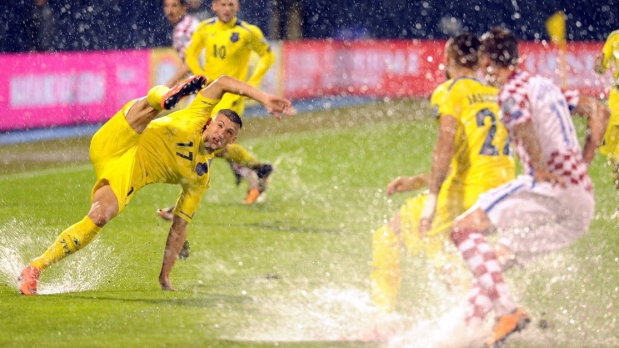 Chuva forte interrompe partida entre Croácia e Kosovo pelas Eliminatórias europeias da Copa - Str Org/AFP