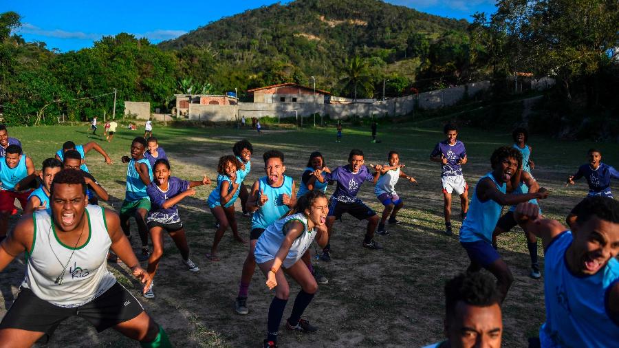 Jovens do Morro do Castro fazem a "Haka" como a seleção neozelandesa de rúgbi - Apu Gomes/AFP