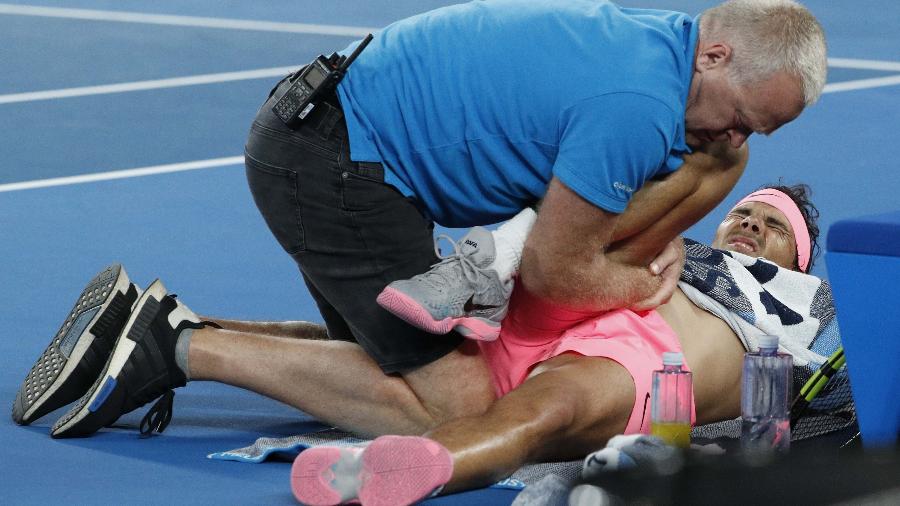 Rafael Nadal recebe atendimento médico contra Marin Cilic - Edgar Su/Reuters