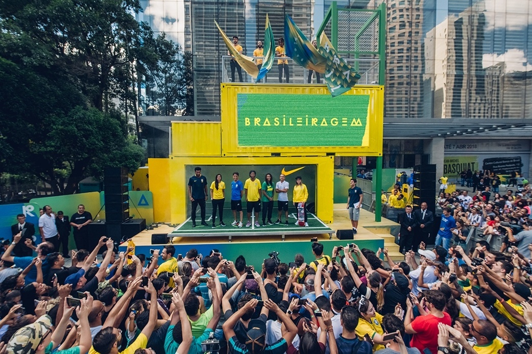Ronaldinho participa de evento de lançamento da camisa da seleção