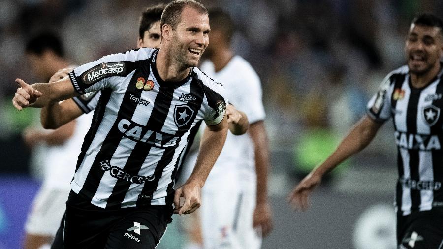 Joel Carli acertou a defesa do Botafogo, que acumulou três vitórias após sua estreia - Jorge Rodrigues/Eleven/Estadão Conteúdo