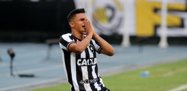 Erik lamenta chance perdida pelo Botafogo; clube carioca quer manter o atacante - Sergio Moraes/Reuters