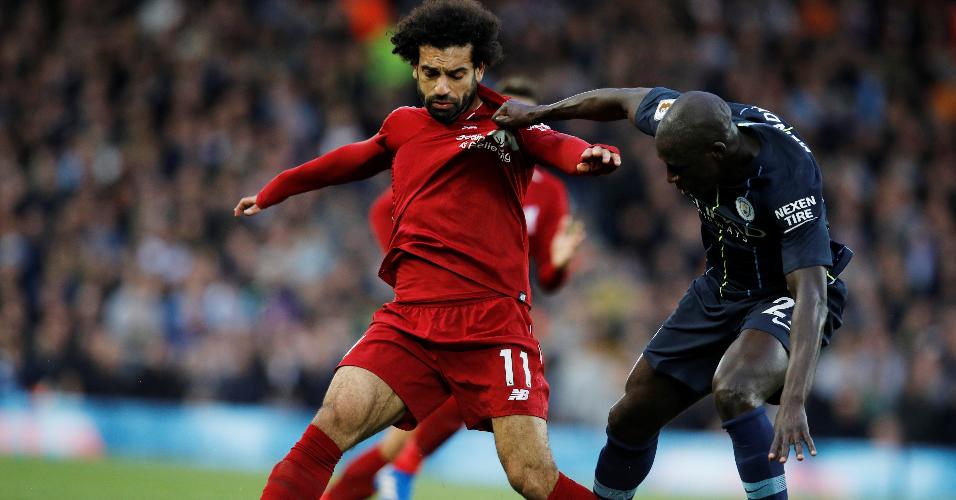 Salah é marcado de perto por Mendy no clássico em Anfield