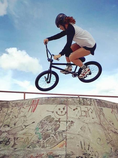Derlayne Dias Roque, do BMX, faz manobra em skate park de Águas Claras - Reprodução/Instagram