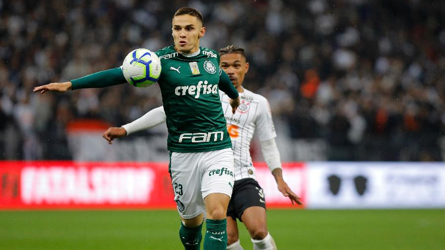 Raphael Veiga disputa bola na partida Corinthians x Palmeiras pelo Campeonato Brasileiro 2019 - Daniel Vorley/AGIF