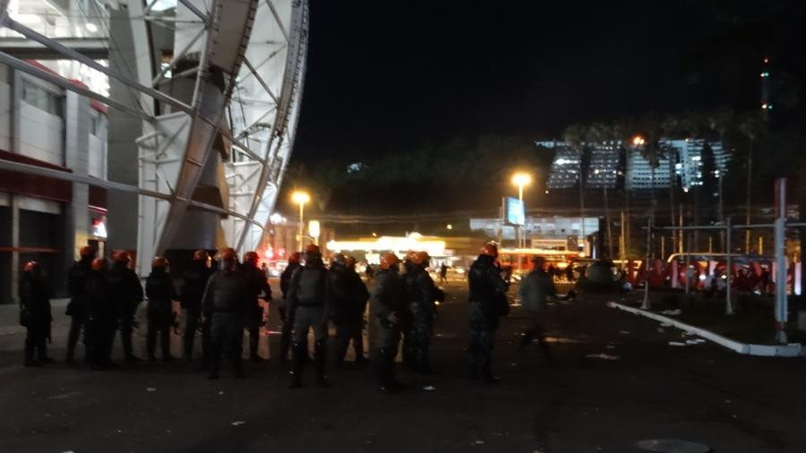 Polícia foi acionada para conter tumulto nos arredores do Beira-Rio após vitória do Athletico - Marinho Saldanha/UOL 