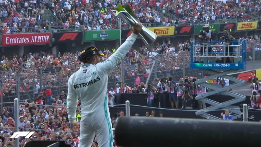 Hamilton celebra no pódio a vitória no GP do México - Reprodução Twitter F1