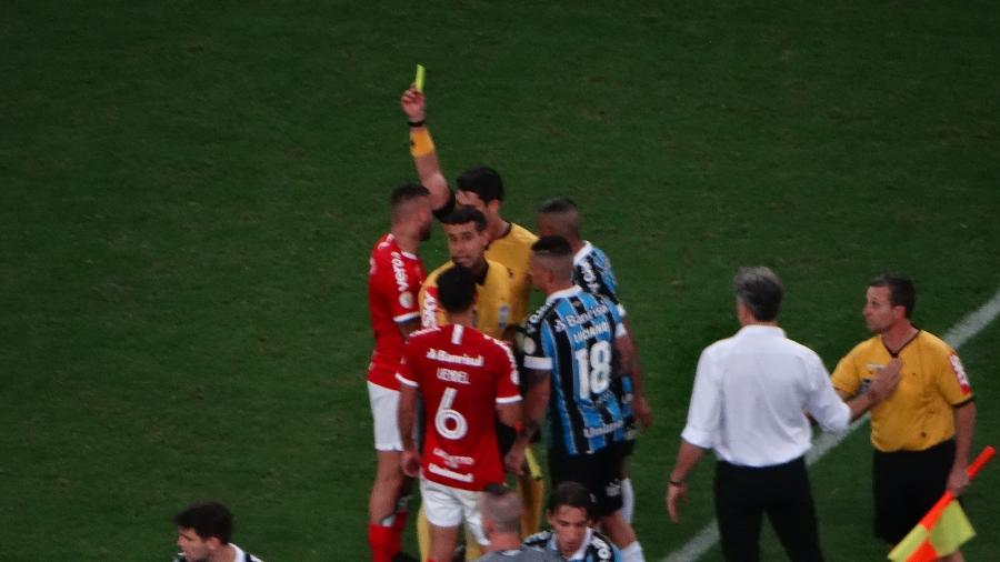 Nico López entra em campo para reclamar e leva cartão amarelo após o fim do Gre-Nal - Marinho Saldanha/UOL