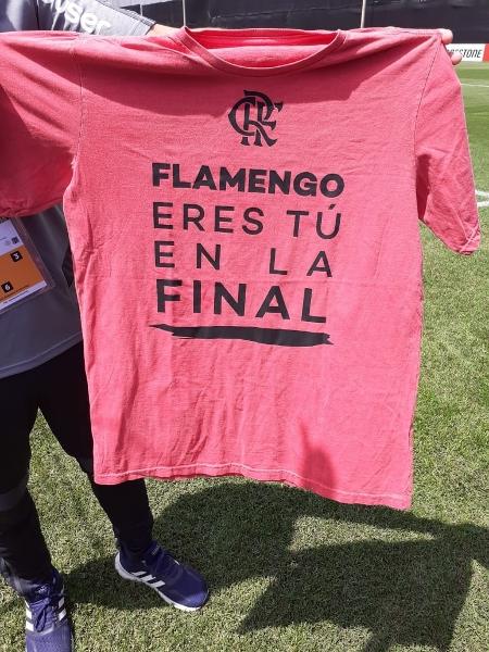 Camisa entregue pelo Flamengo para jornalistas peruanos e torcedores locais - Leo Burlá / UOL