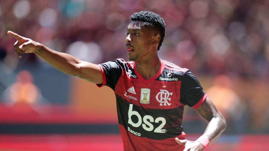 Bruno Henrique comemora gol do Flamengo sobre o Athletico em Supercopa do Brasil. Títulos em campo, problema fora dele - UESLEI MARCELINO/REUTERS