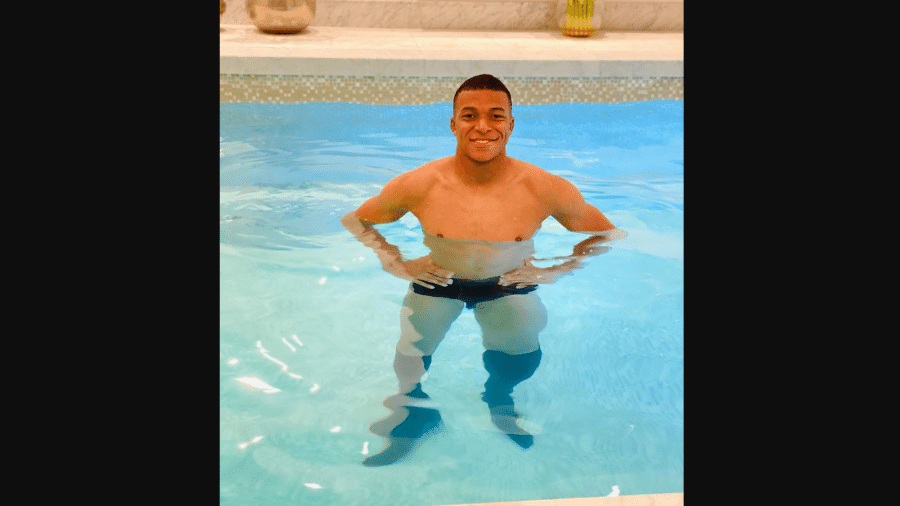 Mbappé faz treino extra na piscina  - Reprodução 