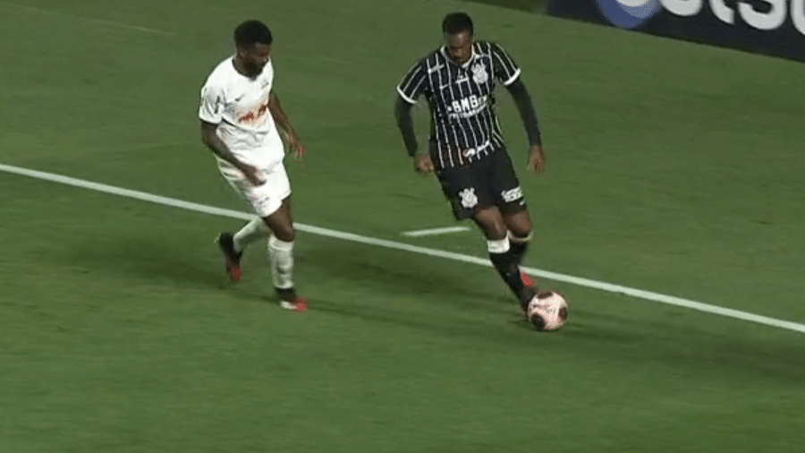 Jô domina a bola em frente a adversário durante Bragantino x Corinthians, no Paulistão - Reprodução/Premiere FC