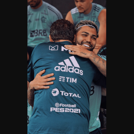 Gabigol abraça Rogério Ceni durante a apresentação do técnico no Flamengo - Reprodução