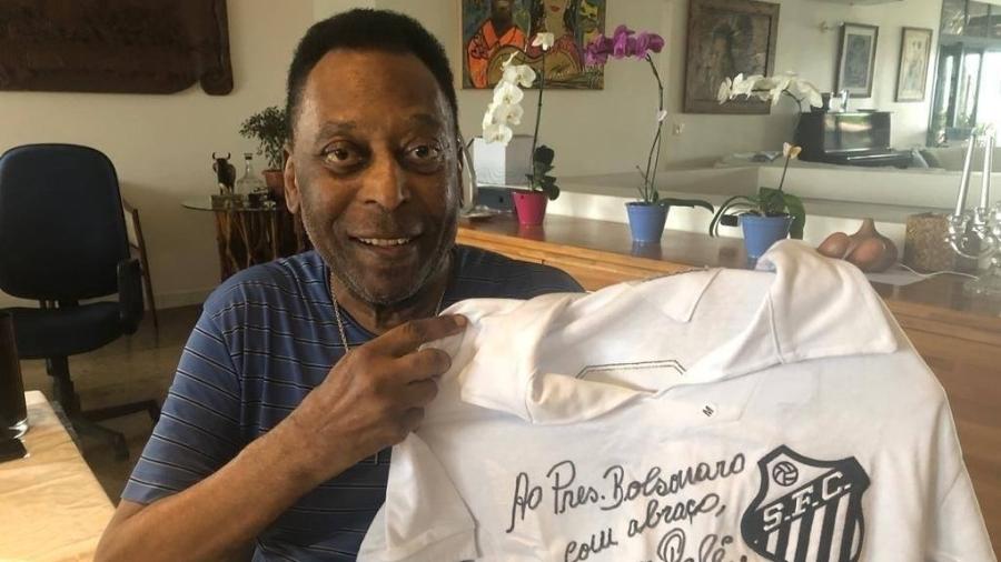 Pelé autografou uma de suas históricas camisas do Santos para Jair Bolsonaro - Reprodução/Facebook