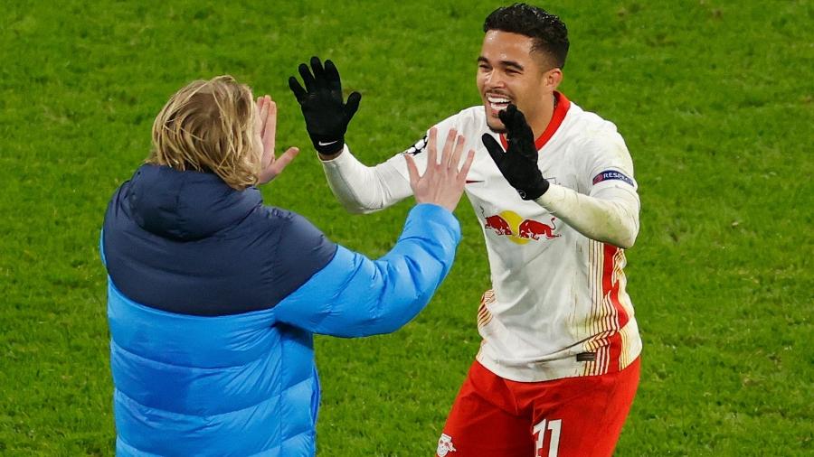 Kluivert e Forsberg comemoram a classificação do Leipzig sobre o United - ODD ANDERSEN/AFP