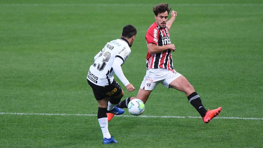Fagner tenta jogada contra Igor Gomes no clássico entre Corinthians e São Paulo na Neo Química Arena - Daniel Vorley/AGIF