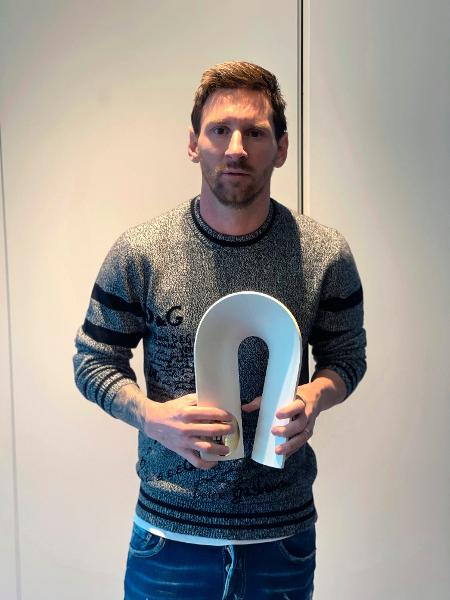 Messi com o prêmio oferecido pela organização de caridade Peace & Sport - EFE