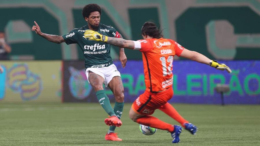 Luiz Adriano divide com Cássio no quarto gol do Palmeiras sobre o Corinthians - Cesar Greco