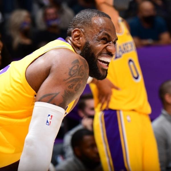 LeBron James, do Los Angeles Lakers, sorri durante jogo contra o Phoenix Suns