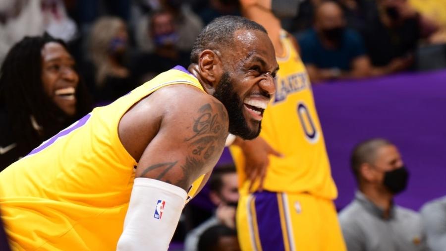 LeBron James, do Los Angeles Lakers, sorri durante jogo contra o Phoenix Suns - Adam Pantozzi/NBAE via Getty Images