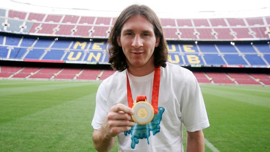 Messi exibe a medalha de ouro conquistada nos Jogos de Pequim-2008 - Divulgação