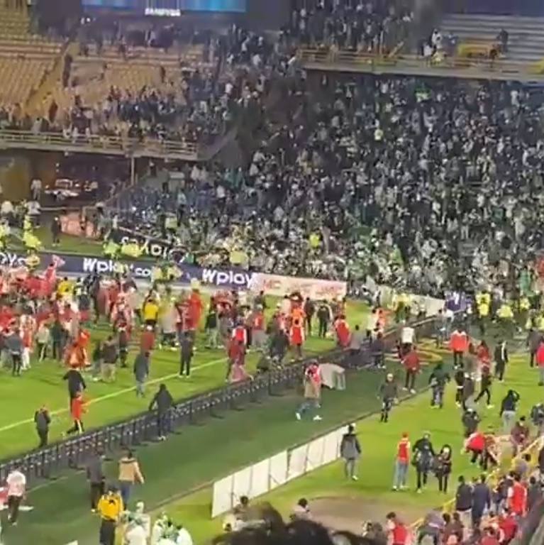 How do you say vamos jogar bola hoje a noite lá no estádio? in Spanish  (Colombia)?