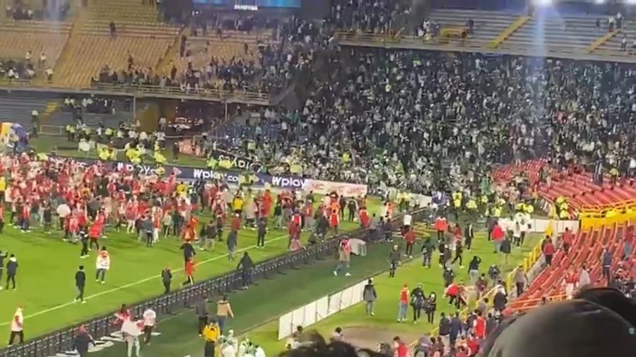 Batalha campal entre torcedores do Atlético Nacional e Santa Fe em Bogotá - Reprodução/Caracol TV