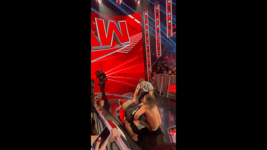 Seth Rollins, astro do WWE, foi atacado ao vivo durante evento - Reprodução