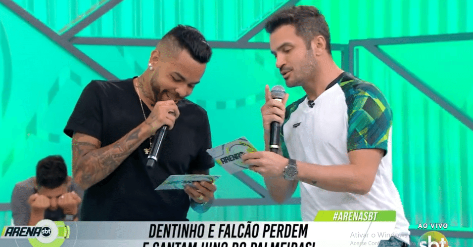 Dentinho e Falcão cantam hino do Palmeiras após perderem desafio
