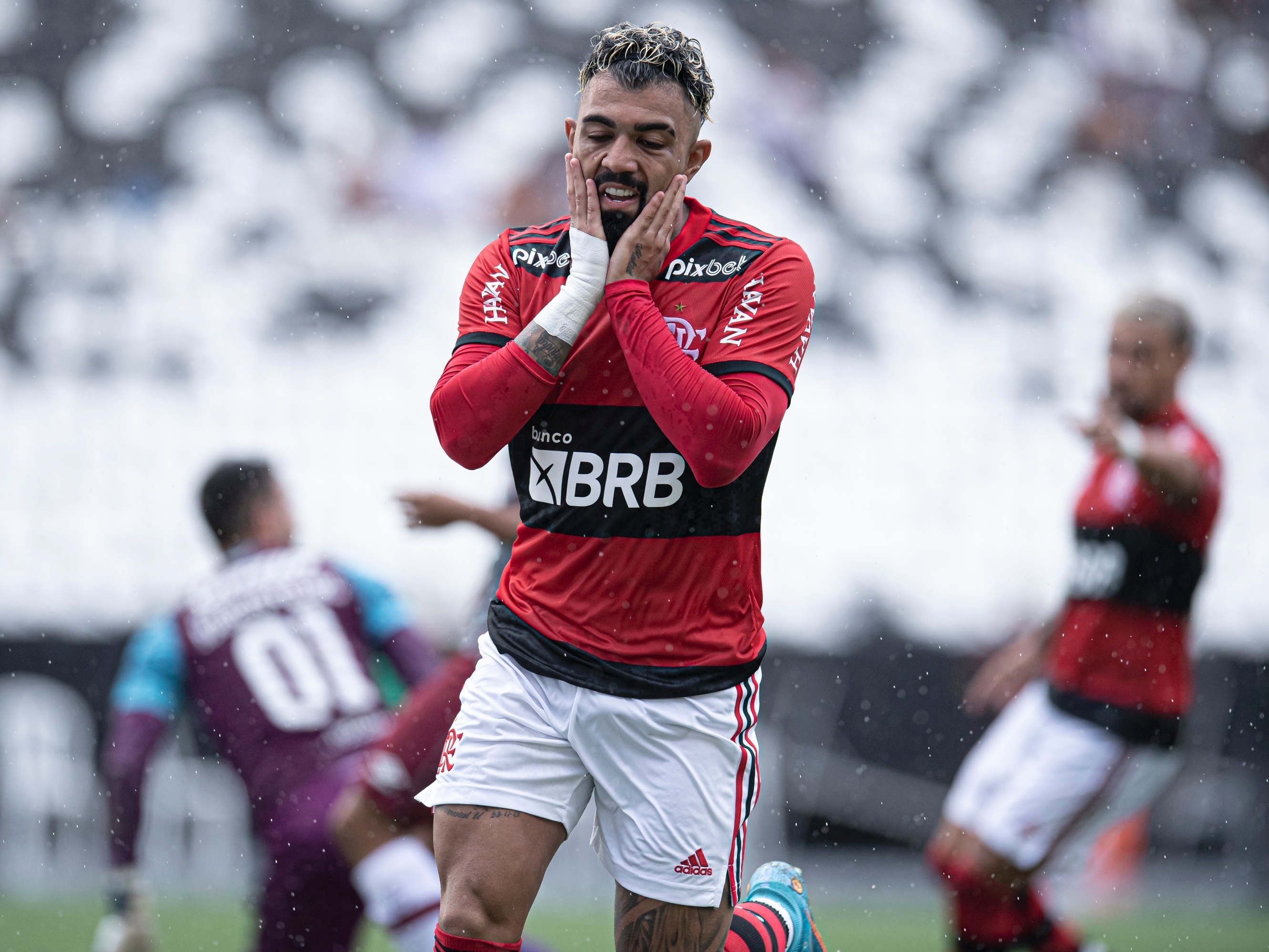 Gabigol exclui fotos com camisa do Flamengo no Instagram, Futebol