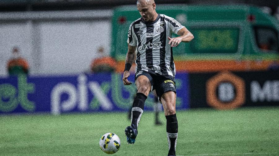 Maicon, jogador do Santos, durante partida contra o Goiás na Serrinha pelo campeonato Brasileiro A 2022. - Heber Gomes/AGIF