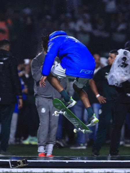 Gustavo Scarpa anda de skate na comemoração do título do Palmeiras - Ettore Chiereguini/AGIF