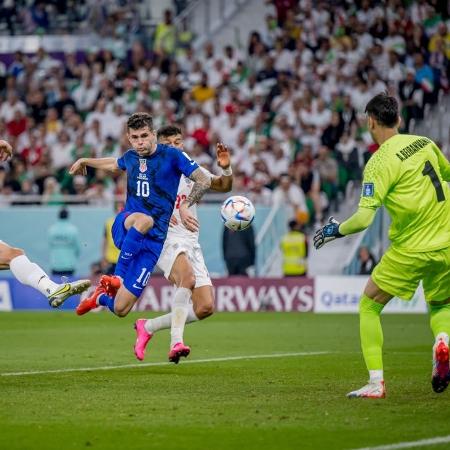 Pulisic marca o primeiro gol da partida entre EUA e Irã, pela Copa do Mundo do Qatar - Marvin Ibo/Getty