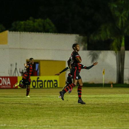 Fla vira sobre XV de Jaú e avança na Copinha em jogo tenso cheio de cartões