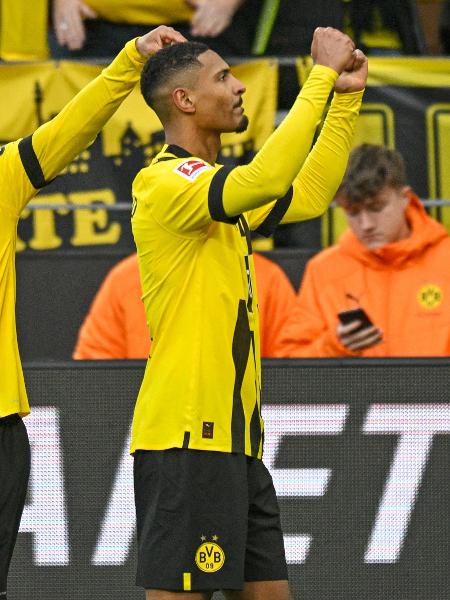Sebastien Haller comemora seu primeiro gol pelo Borussia Dortmund após vencer o câncer - SASCHA SCHUERMANN / AFP