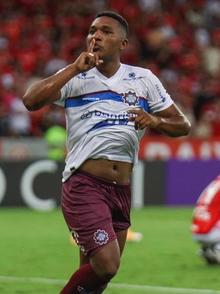 Eronildo, do Caxias, comemora seu gol contra o Inter, pelo Gaúcho - Raul Pereira/Agência Estado