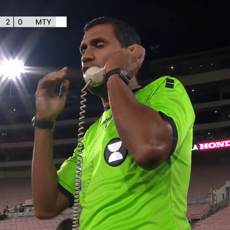 O quarto árbitro Raúl Castro utiliza telefone com fio durante Los Angeles FC x Monterrey