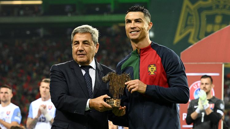 Cristiano Ronaldo é presenteado após completar 200 jogos pela seleção de Portugal