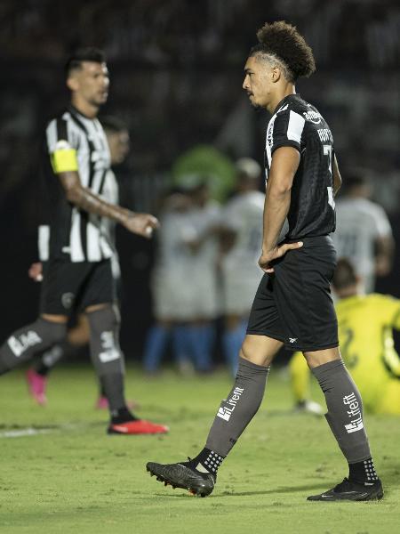 Adryelson se lamenta durante Botafogo x Grêmio, jogo do Campeonato Brasileiro