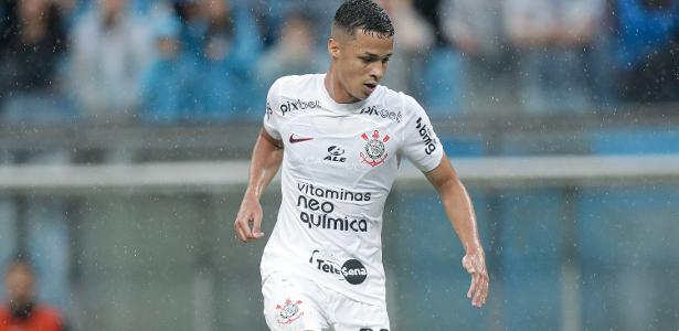 Matheus Araújo fratura perna em treino do Corinthians e passa por cirurgia.