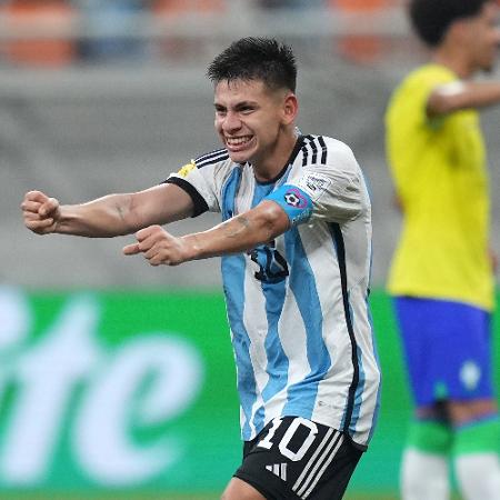 Claudio Echeverri, da Argentina, celebra seu gol contra o Brasil na Copa do Mundo Sub-17