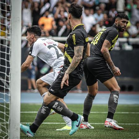 Galdames comemora seu gol pelo Vasco enquanto é observado por jogadores do Botafogo