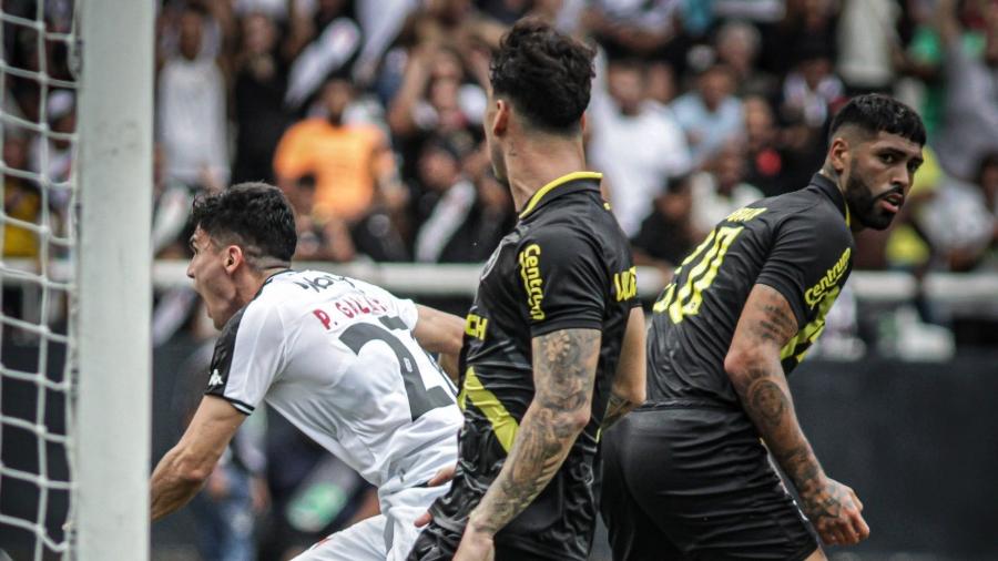 Galdames comemora seu gol pelo Vasco enquanto é observado por jogadores do Botafogo